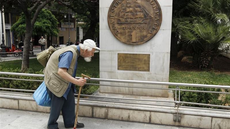 Une réplique de la drachme près de l'hôtel de ville à Athènes. Le leader du Front de gauche Jean-Luc Mélenchon a jugé dimanche "indignes" les propos de la directrice générale du Fonds monétaire international Christine Lagarde appelant les Grecs à payer to