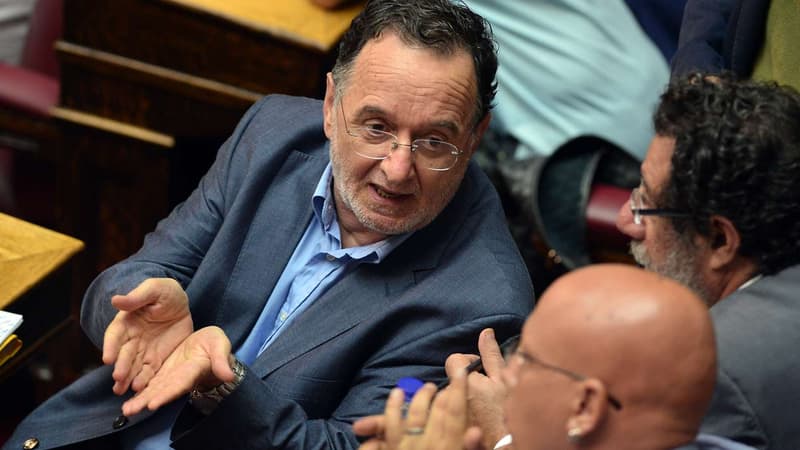 Panagiotis Lafazanis discute avec d'autres élus lors d'une séance au Parlement