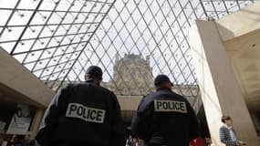Policiers en patrouille à l'entrée du Musée du Louvre.