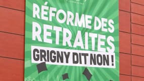 Une banderole contre la réforme des retraites déployée sur le fronton de la mairie de Grigny 
