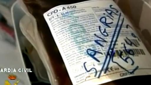 Poches de sang saisies chez le docteur Fuentes par la Guardia Civil espagnole