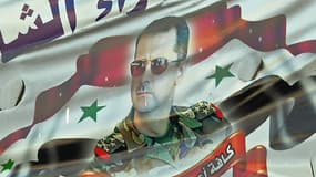 Image du président syrien Bachar al-Assad sur une banderole dépliée sur le mur.