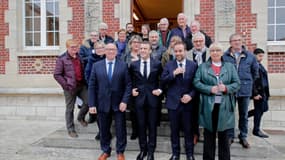 Emmanuel Macron à la sortie de la mairie de Gasny. 