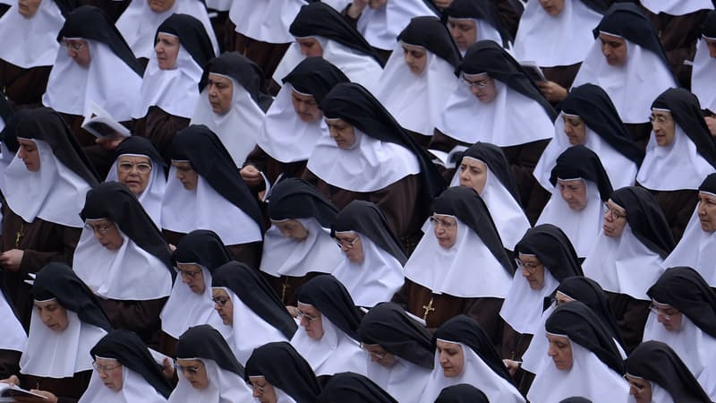 Des soeurs priant lors d'une canonisation, image d'illustration