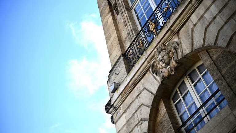 Un "mascaron" représentant un visage africain, marque du passé colonial de la ville, sur un bâtiment de la place de la Bourse à Bordeaux, le 9 janvier 2024