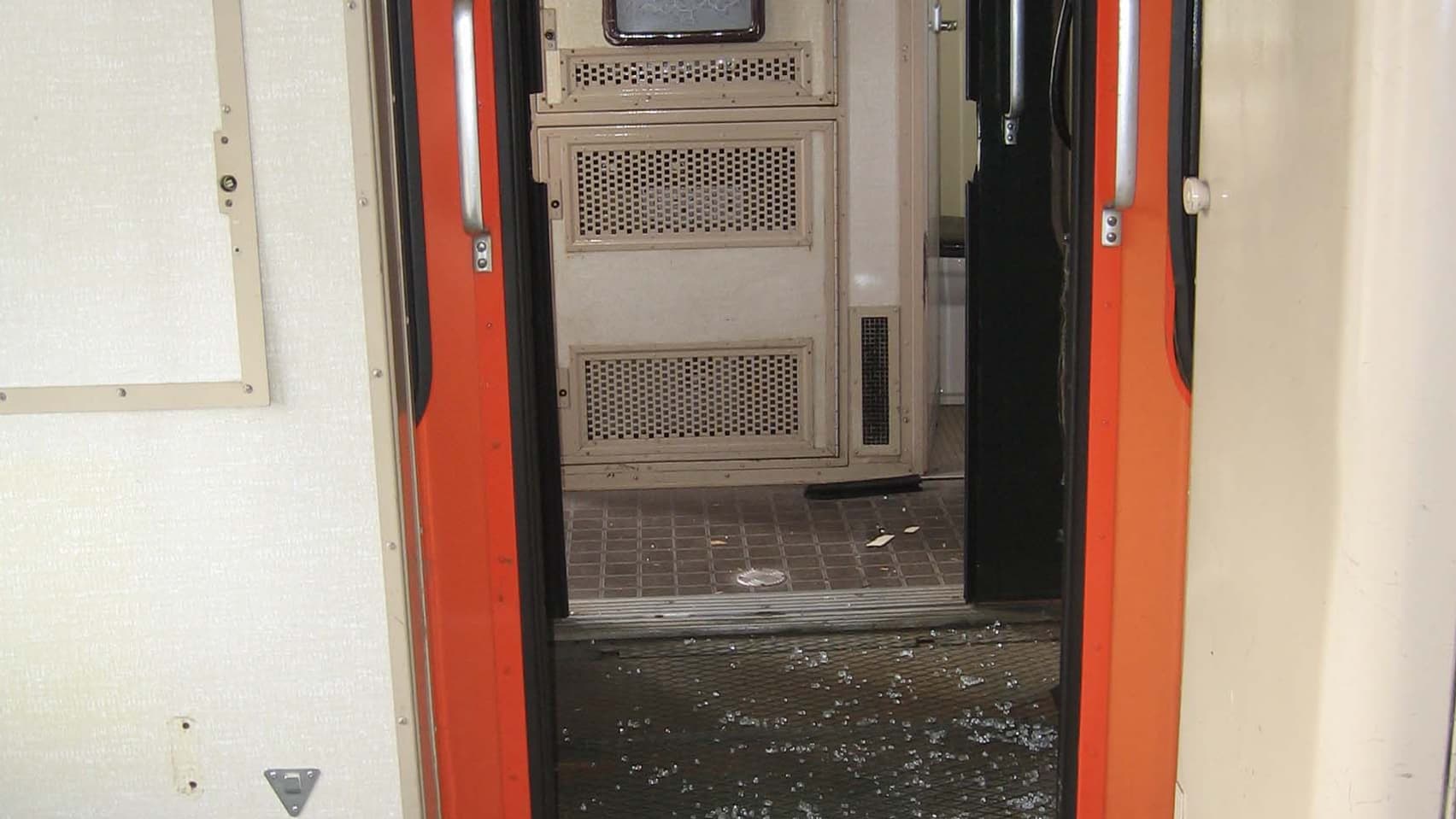 Des portes ont été fracturées.