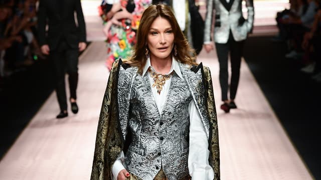 Carla Bruni-Sarkozy défile pour Dolce & Gabbana lors de la Fashion Week de Milan, le 23 septembre 2018