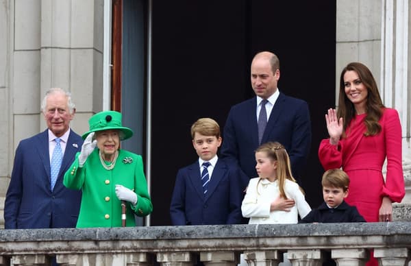 La reine Elizabeth au balcon de Buckingham Palace ce dimanche, accompagnée des autres membres de la famille royale.