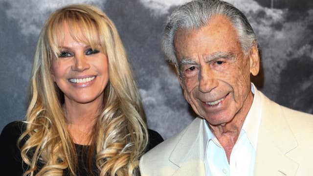 Kirk Kerkorian posant en 2012 avec Joan Dangerfield, veuve du comédien Rodney Dangerfield, en 2012