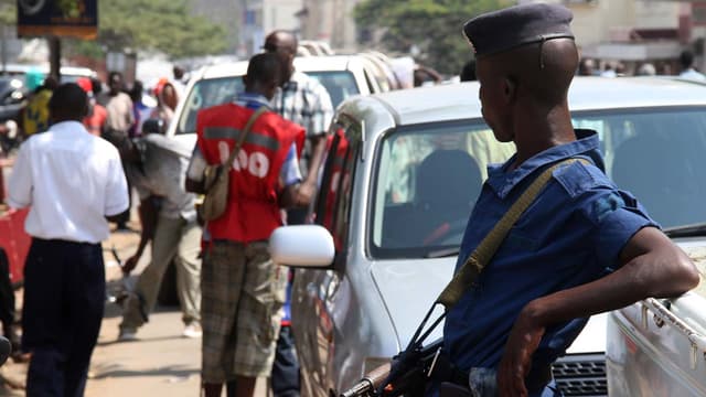 Des officiers de police burundais dans les rues de la capitale, Bujumbura.