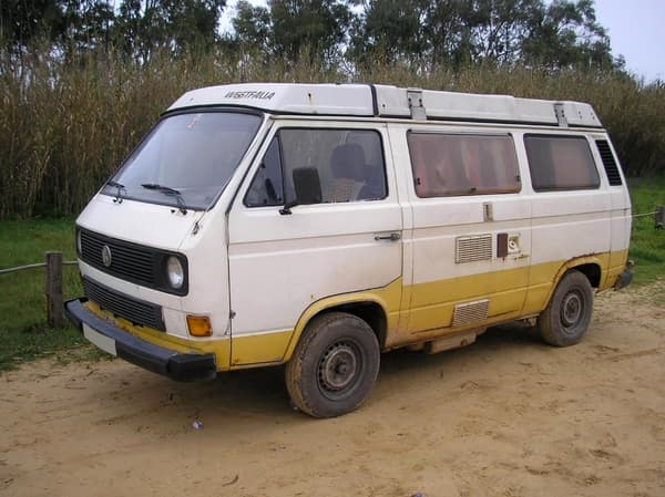 Le van Volkswagen T3 Westfalia blanc sur le haut du véhicule et jaune sur le bas. Le van Volkswagen T3 Westfalia blanc sur le haut du véhicule et jaune sur le bas.