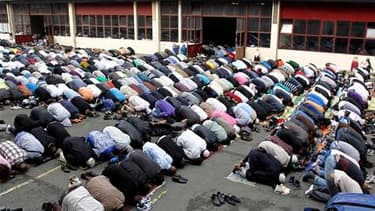 Plus de 2.000 fidèles se sont pressés vendredi dans une ancienne caserne du nord de Paris transformée en mosquée pour accueillir les musulmans qui prient habituellement dans les rues du quartier parisien de la Goutte d'Or. /Photo prise le 16 septembre 201