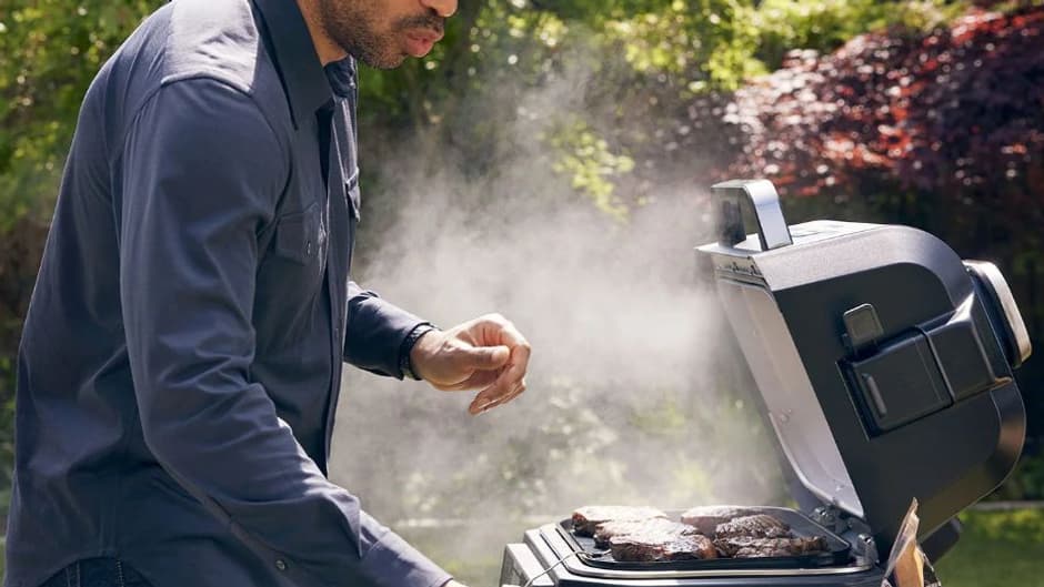 La marque s'est payé la star française Thierry Henry pour faire la promotion de ses nouveaux barbecues. 
