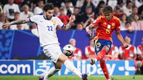 Lamine Yamal frappe et marque lors de la demi-finale Espagne-France (2-1, Euro 2024), le 9 juillet 2024