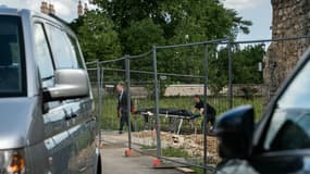 Deux brancardiers évacuent un corps d'un chantier de construction après l'effondrement d'un mur de pierre qui a tué trois ouvriers, à Pommard, dans le centre-est de la France, le 13 mai 2025. 