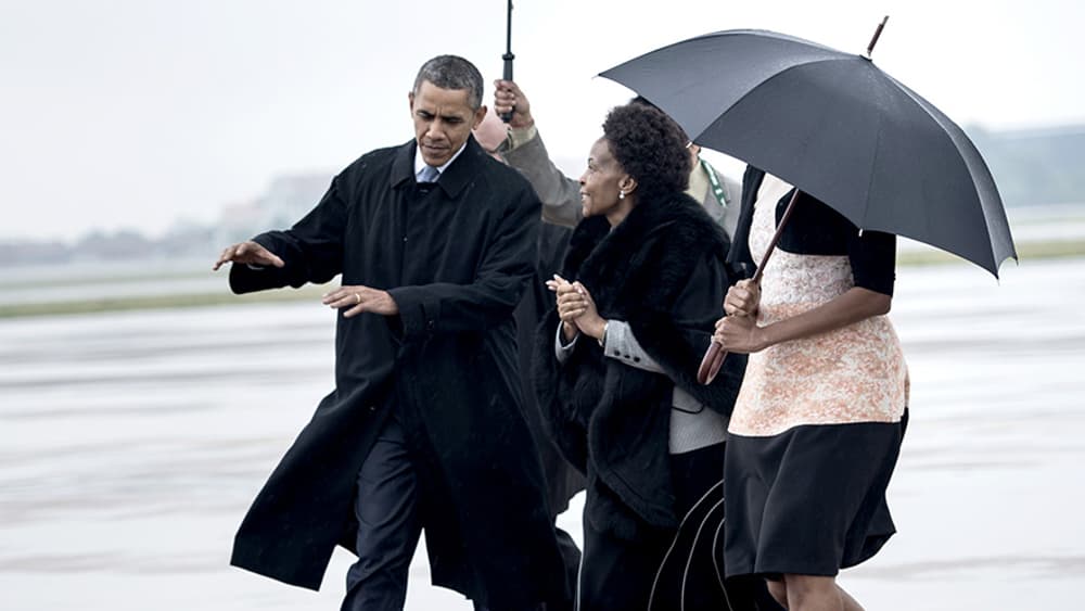 Barack et Michelle Obama à leur arrivée à Pretoria, mardi matin. Barack et Michelle Obama à leur arrivée à Pretoria, mardi matin.