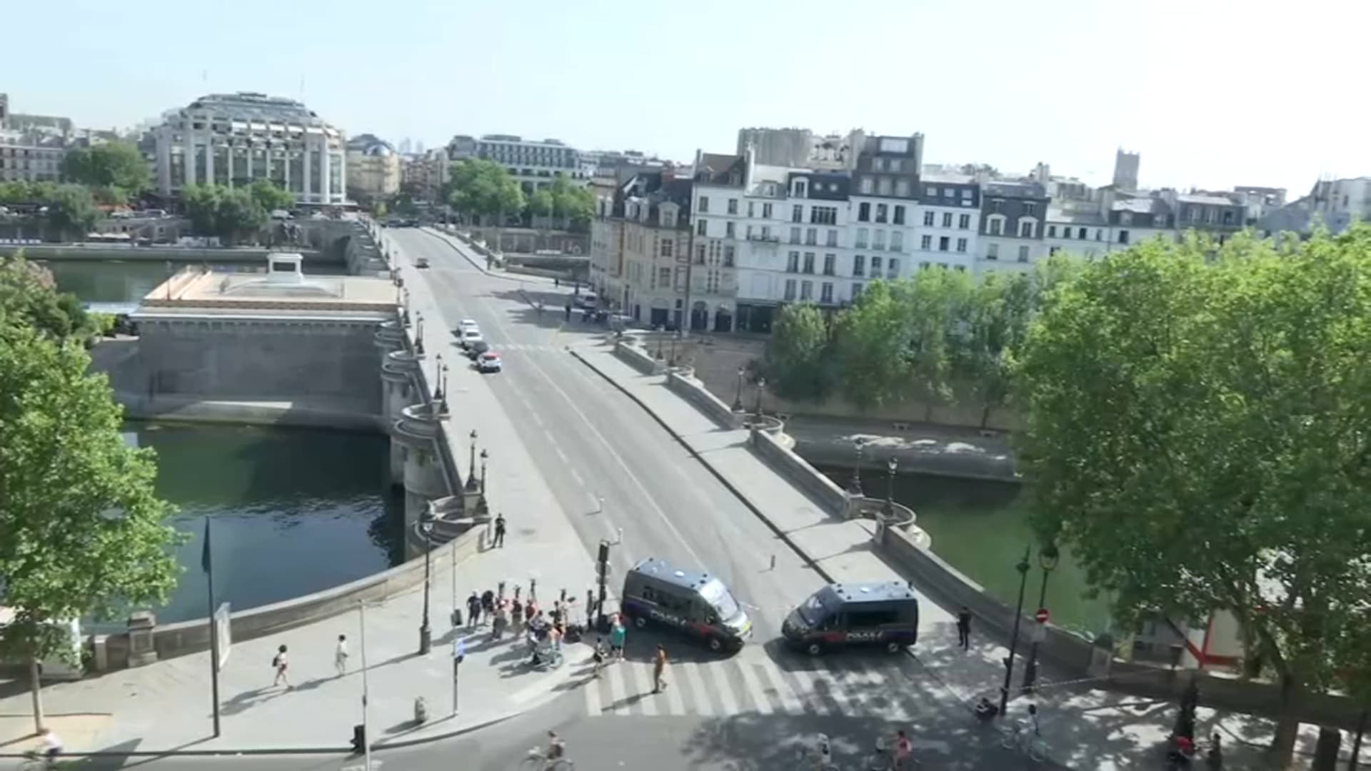 Une mise en situation a eu lieu sur le Pont-Neuf où deux personnes sont mortes les 24 avril lors d'un contrôle policier. Une mise en situation a eu lieu sur le Pont-Neuf où deux personnes sont mortes les 24 avril lors d'un contrôle policier.