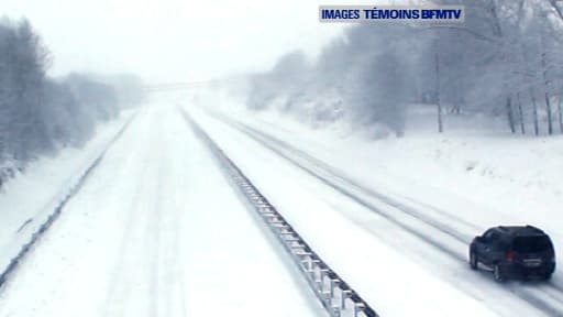 Les congères, ces amas de neige amassés par le vent, se forment le long des routes, des voies ferrées et des bâtiments.