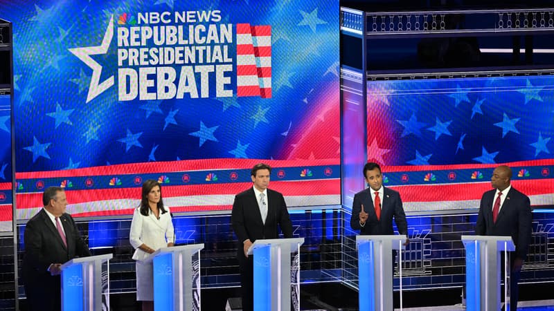 Chris Christie, Nikki Haley, Ron DeSantis, Vivek Ramaswamy et Tim Scott lors du 3e débat pour les primaires républicaines avant la présidentielle de 2024, à Miami, aux États-Unis