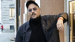 Le metteur en scène et réalisateur russe Kirill Serebrennikov devant le théâtre Thalia à Hambourg, en Allemagne, le 14 janvier 2022