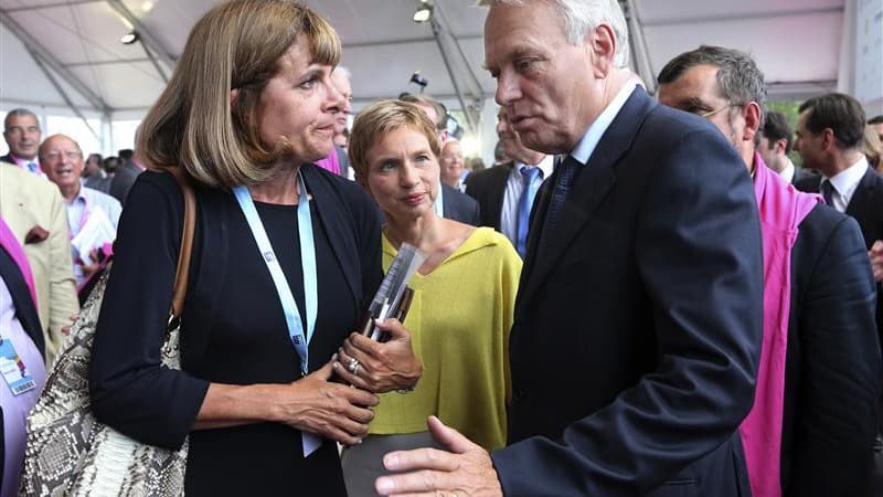 Anne Lauvergeon (à gauche), ici lors de l'université d'été du Medef, sera reçue mardi par le Premier ministre, Jean-Marc Ayrault, à la veille de l'annonce des modalités de mise en place de la Banque publique d'investissement (BPI). /Photo prise le 29 août