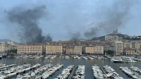 Une fumée s'élève au-dessus du Vieux-Port de Marseille ce jeudi 29 juin 2023.