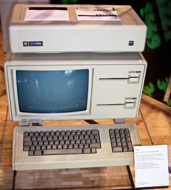 Le Lisa était présenté officiellement à sa sortie en 1983 sous l'acronyme "Local Integrated Software Architecture". Steve Jobs reconnût plus tard que c'était en honneur à sa fille Lisa Brennan-Jobs.