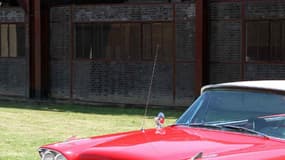 La Christine du film éponyme arbore la même livrée rouge et chrome.