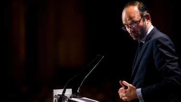 En ce jour de manifestations, le Premier ministre annonce le financement de 200.000 contrats aidés en 2018.