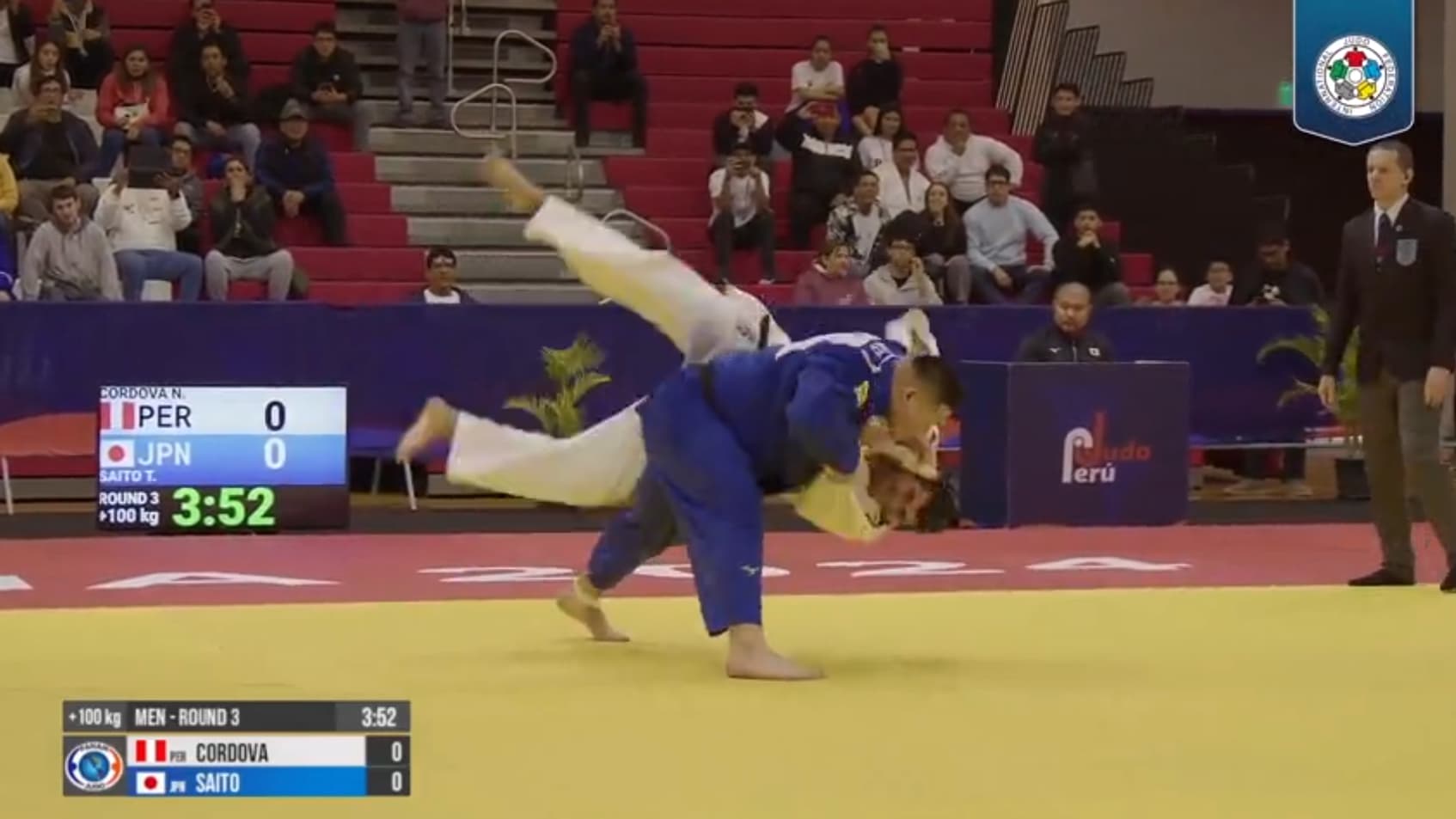 Le Japonais Tatsuru Saito face au Péruvien Nicolas Cordova lors du tournoi du Pérou de judo, le 22 juin 2024.