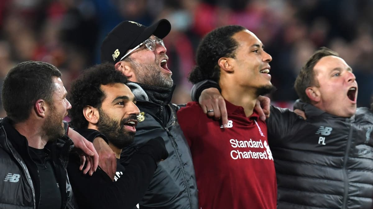 Jürgen Klopp (casquette), coach à la personnalité parfaite pour Liverpool, entouré de Mohamed Salah et Virgil van Dijk Jürgen Klopp (casquette), coach à la personnalité parfaite pour Liverpool, entouré de Mohamed Salah et Virgil van Dijk