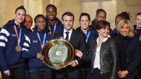 La capitaine de l'équipe Siraba Dembele, à gauche d'Emmanuel et de Brigitte Macron et du reste de l'équipe de France féminine de Handball à l'Elysée ce lundi soir.