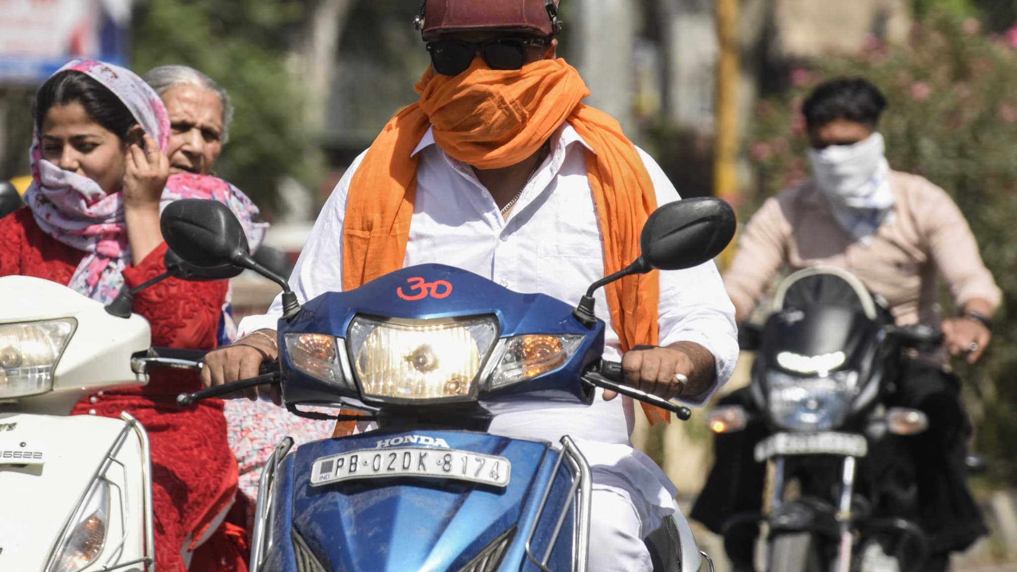 Un Indien tente de se protéger de la chaleur extrême, le 26 avril 2022 Un Indien tente de se protéger de la chaleur extrême, le 26 avril 2022