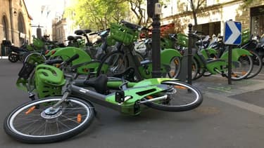 Des Vélib' dans Paris (illustration).