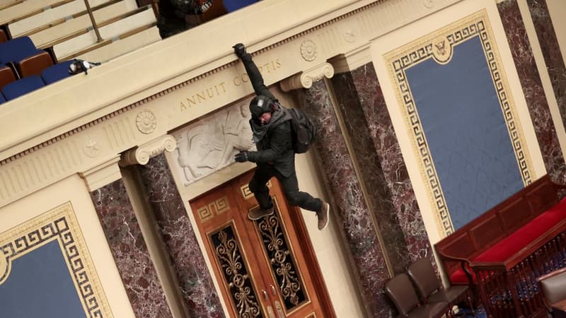 Un manifestant suspendu au balcon de la Chambre des représentants ce mercredi.