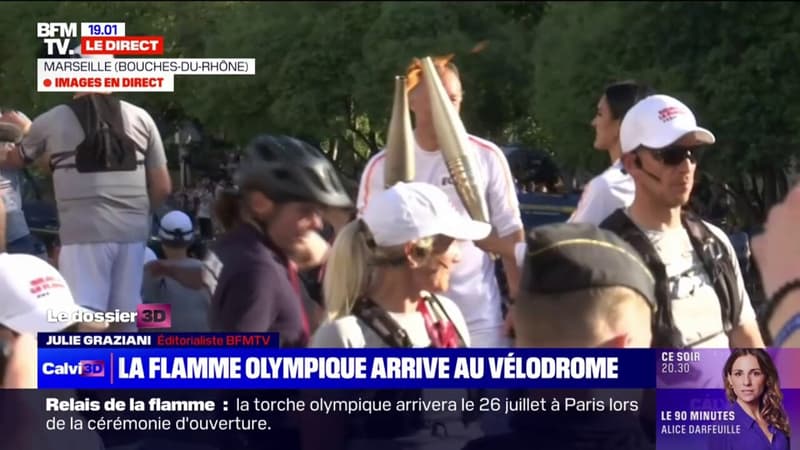 La flamme olympique est arrivée au stade Vélodrome pour le passage de relais avec Jean-Pierre Papin