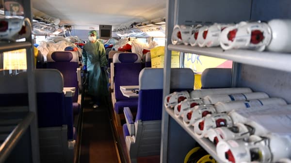 Le personnel soignant s'installe à bord du TGV médicalisé qui transporte 24 malades du Covid-19 de Nancy à Bordeaux, le 29 mars 2020