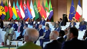 Le président français Emmanuel Macron (c) et d'autres chefs d'Etat lors de la clôture du Sommet "pour un nouveau pacte financier mondial", le 23 juin 2023 à Paris