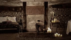 Dans le nuit du 31 octobre au 1er novembre, un lit sera installé dans les Catacombes, au plus près des squelettes.