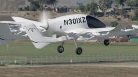 Le prototype d'aéronef de Kitty Hawk a une portée de 100 kilomètres, peut voler jusqu'à 150 km/h et atteindre une altitude de 900 mètres.
