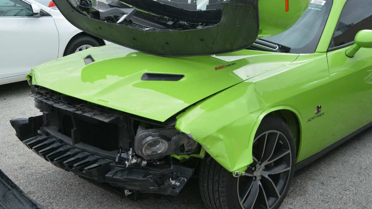 L'une des vingt voitures détruites, une Dodge Challenger. 