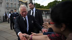 Le roi Charles, saluant le public, le 9 septembre 2022 à Londres