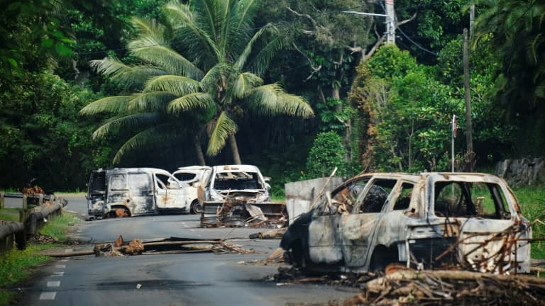 Des véhicules calcinés sur une route traversant la commune de Mont-Dore, en Nouvelle-Calédonie, le 10 juin 2024.