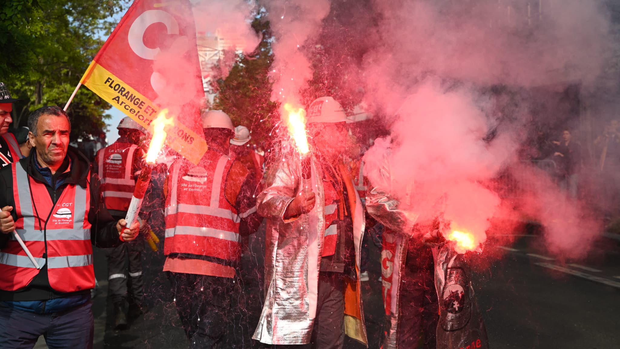 Des salariés participent à un rassemblement organisé devant le siège d'ArcelorMittal pour faire pression sur la direction française du sidérurgiste, qui prévoit de supprimer plus de 600 emplois à Saint-Denis près de Paris, le 13 mai 2025.
