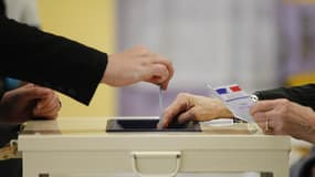 Le Parti socialiste appelle les parlementaires à oublier les affrontements partisans pour favoriser l'adoption de la réforme permettant le droit de vote aux élections locales pour les étrangers non communautaires, promesse de François Hollande. /Photo d'a