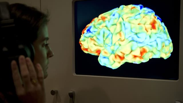 L'imagerie cérébrale fonctionnelle (fMRI), qui permet de mesurer les résonances magnétiques d'un cerveau, fait partie des pistes actuellement étudiées pour rendre un jour possible les communications par télépathie. Un projet qui fait rêver Mark Zuckerberg, le patron et fondateur de Facebook.