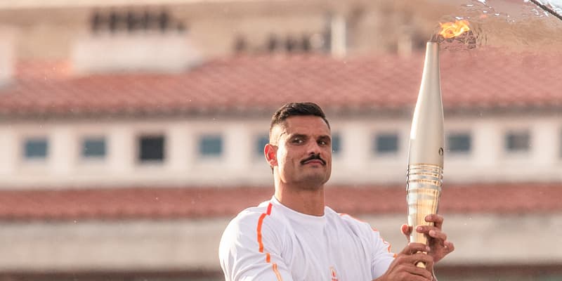 Florent Manaudou porte la flamme olympique à Marseille, le 8 mai 2024