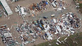 Vingt-quatre heures après le passage d'une tornade dévastatrice qui a tué 24 personnes à Moore dans la banlieue d'Oklahoma City aux Etats-Unis, les recherches se poursuivent dans un champ de ruines pour tenter de retrouver d'éventuels survivants. /Photo p