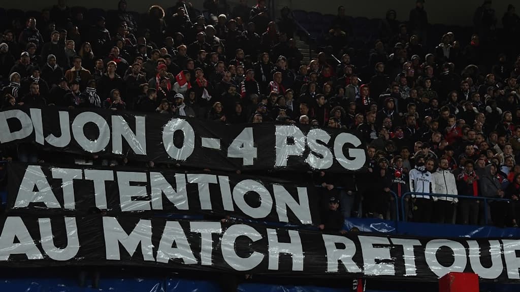 Une banderole des supporters parisiens Une banderole des supporters parisiens