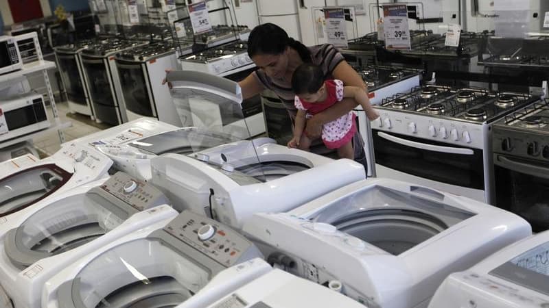 Le Sénat a décidé d'ouvrir un débat sur l'obsolescence programmée des produits manufacturés et les moyens de s'y opposer, à l'initiative du sénateur écologiste Jean-Vincent Placé qui a déposé une proposition de loi en ce sens. Certains produits de grande